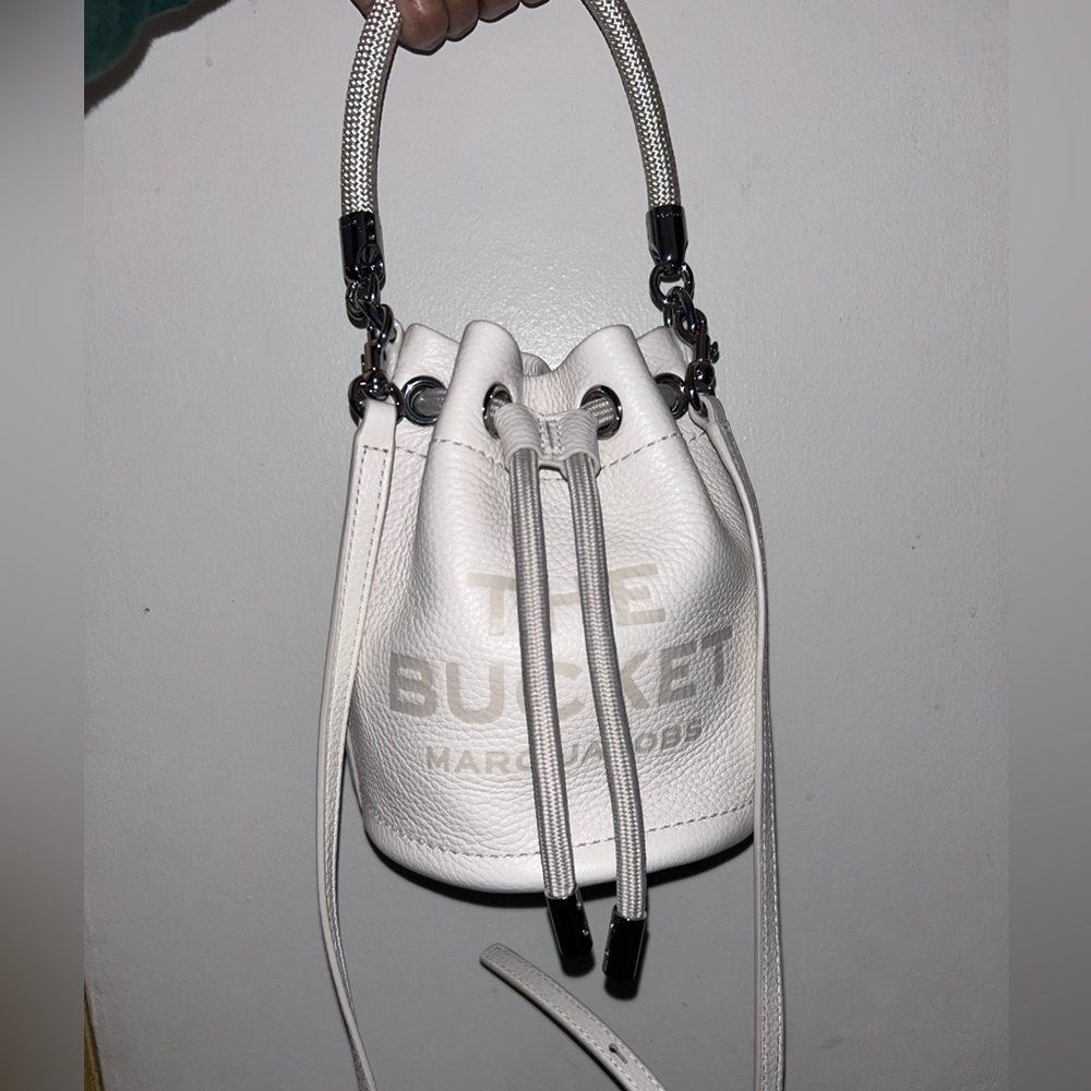 New MARC JACOBS MINI LEATHER BUCKET BAG. NEVER WORN. White color